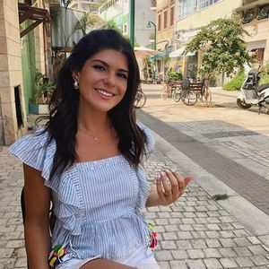 Meet your Posher, Maya